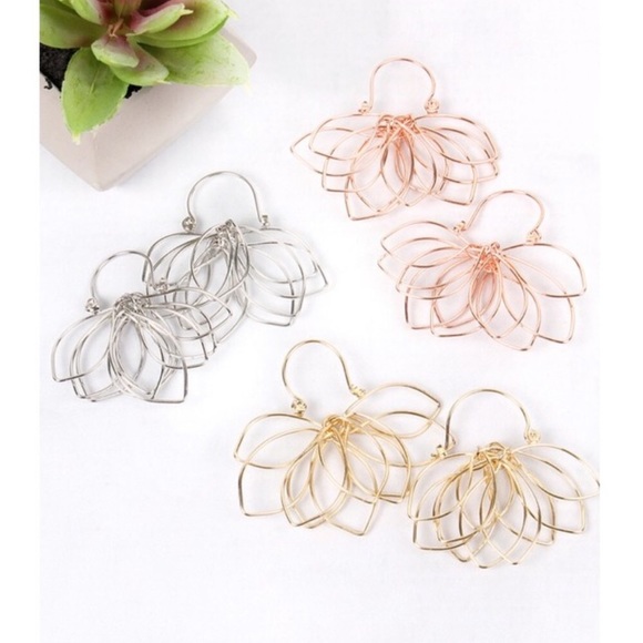 Someday Blush Jewelry - ⚫️5/25 Wire Floral Petal Earrings